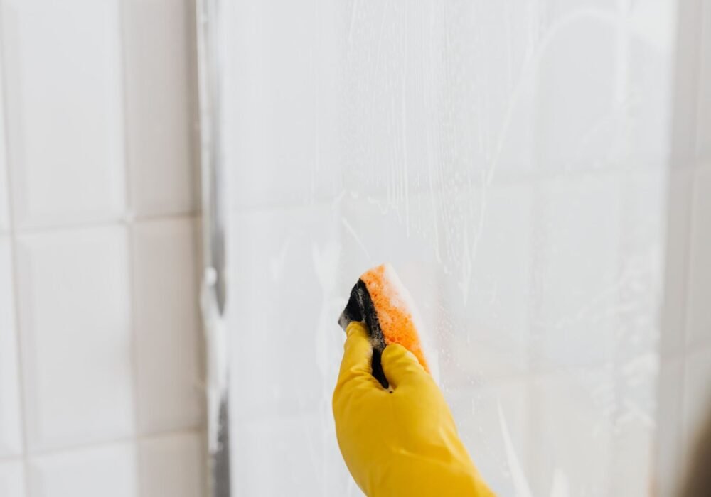 Fenster- und Glasreinigung mit klarer Sicht